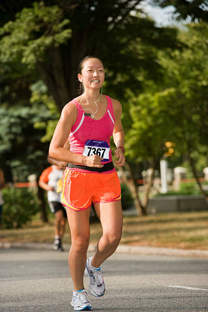 jovem mulher correndo maratona - distance running audio - fotografias e filmes do acervo