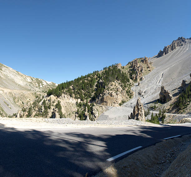 mountain road, col d'izoard in alpen la casse desserte - alpin stock-fotos und bilder