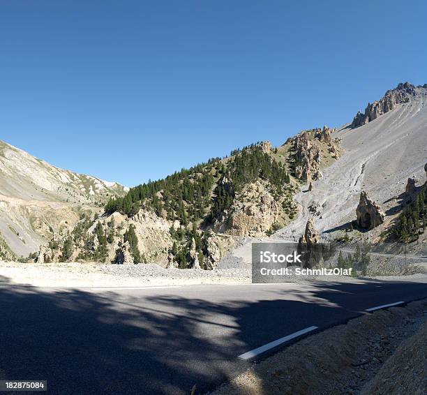 Strada Di Montagna A Col Dizoard Nelle Alpi La Casse Desserte - Fotografie stock e altre immagini di Strada