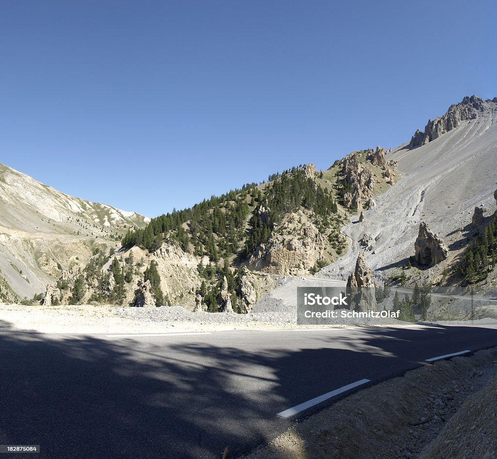 Горная дорога в Col D'Izoard в Альпах La касс Desserte - Стоковые фото Дорога роялти-фри