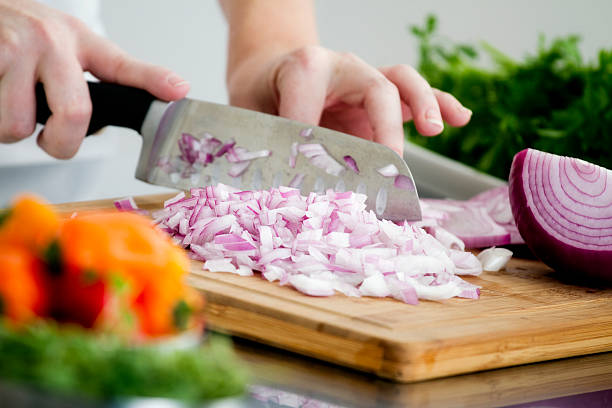 Preparação de alimentos-Dicing uma cebola vermelha - fotografia de stock