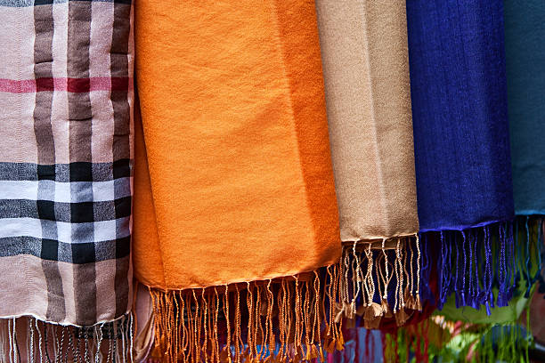 다채로운 scarfs 판매, kathmandu, nepal - nepal bazaar kathmandu textile 뉴스 사진 이미지