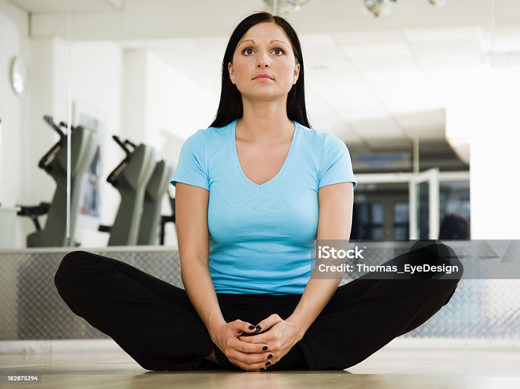 Mujer joven haciendo ejercicios de estiramiento en la ingle - Foto de stock de Zona Genital libre de derechos