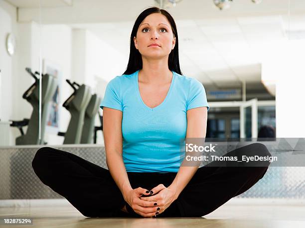 Jovem Mulher Dando Um Exercício Virilha Esticar - Fotografias de stock e mais imagens de Virilha Humana - Virilha Humana, Exercitar, Exercício de Relaxamento