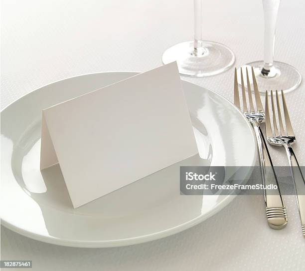 Leere Tableseating Place Card Weiß Auf Weiß Gedeck Stockfoto und mehr Bilder von Hochzeit