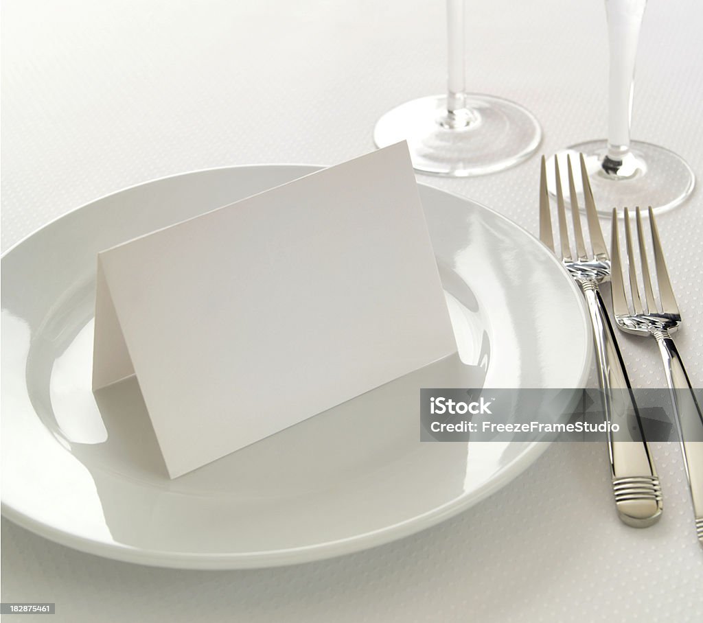 Vuoto tableseating place carta bianco su bianco coperto - Foto stock royalty-free di Matrimonio