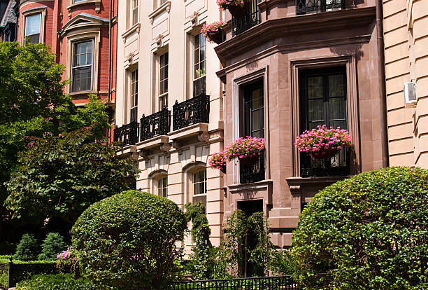 фасад викторианский brownstones в бостоне, штат массачусетс, - boston back bay residential district architecture стоковые фото и изображения