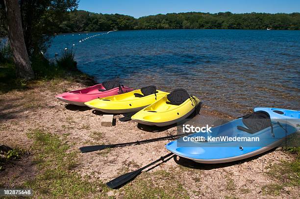 Caiaques No Lago - Fotografias de stock e mais imagens de Caiaque - Barco a Remos - Caiaque - Barco a Remos, Cape Cod, Amarelo