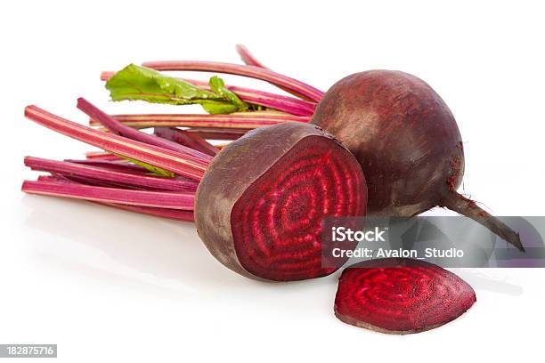 Beetroots E Cortar - Fotografias de stock e mais imagens de Beterraba comum - Beterraba comum, Alimentação Saudável, Beterraba - Tubérculo