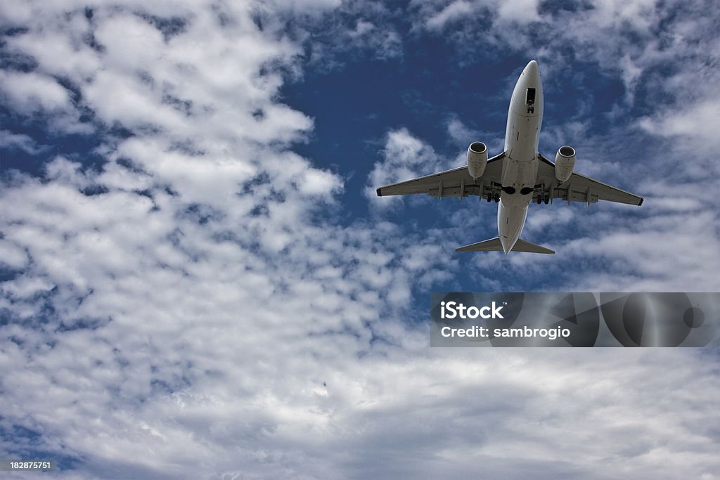 Пассажирский Jet над головой - С�токовые фото Авиакосмическая промышленность роялти-фри