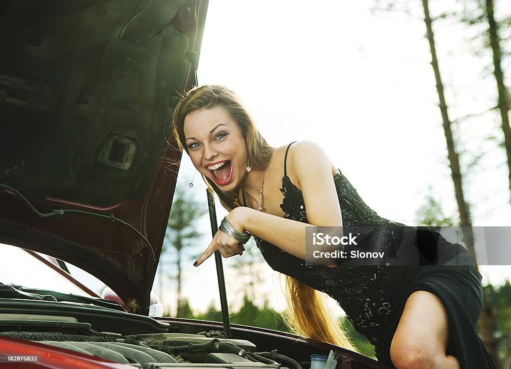 Ragazza con auto - Foto stock royalty-free di Assistenza stradale