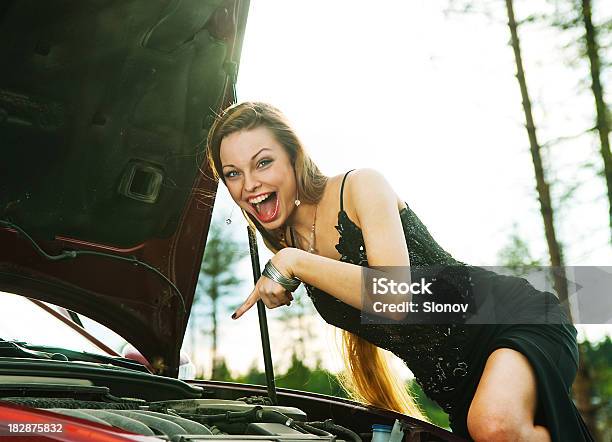 Foto de Garota Com Car e mais fotos de stock de Acontecimentos da Vida - Acontecimentos da Vida, Assistência na estrada, Carro