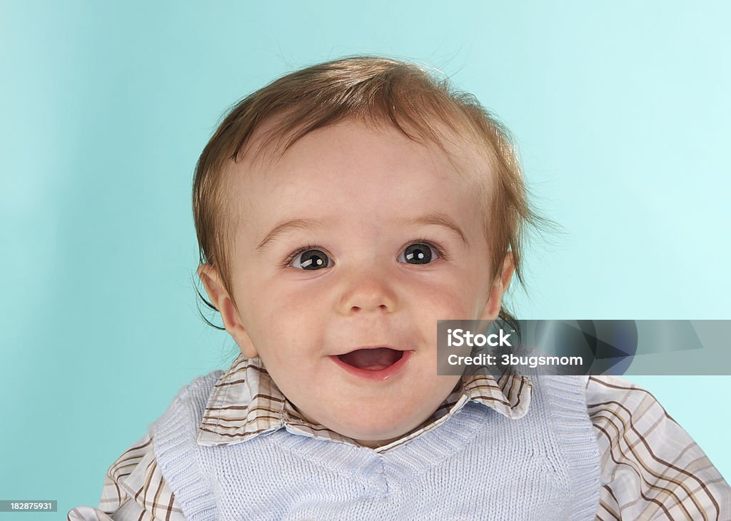 Привлекательная ребенок мальчик с улыбкой на синем фоне - Стоковые фото 0-11 месяцев роялти-фри