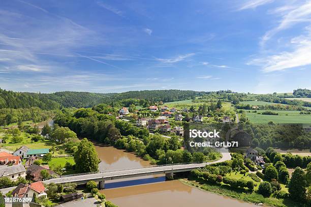 Vista Do Castelo De Ceske Stenberg - Fotografias de stock e mais imagens de Azul - Azul, Cidade, Céu