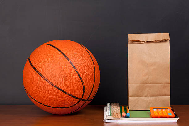 estilo de vida saludable en el aula - packed lunch lunch paper bag blackboard fotografías e imágenes de stock