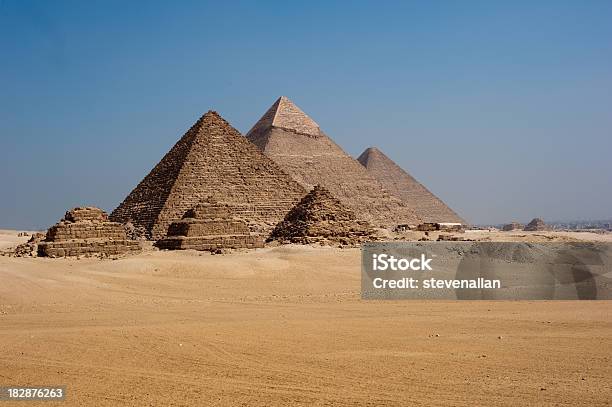 Piramidi Di Giza - Fotografie stock e altre immagini di Ambientazione esterna - Ambientazione esterna, Antica civiltà, Antico - Condizione