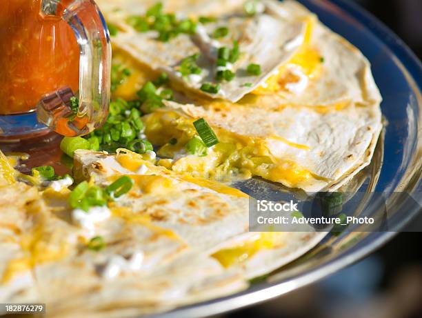 Queso Y Quesadillas En Plata Con Fuente Foto de stock y más banco de imágenes de Derretirse - Derretirse, Quesadilla, Queso