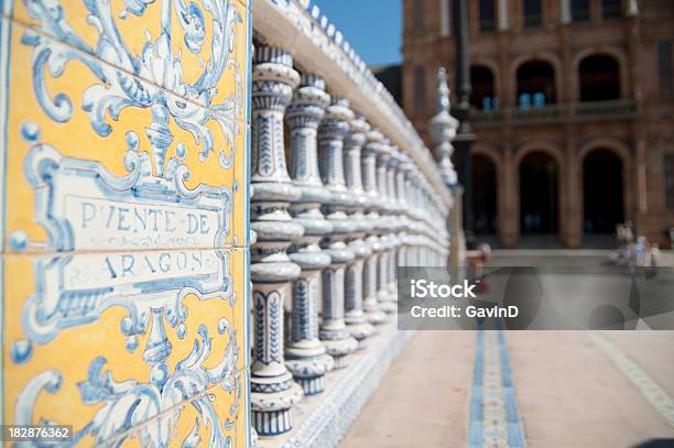 Dettaglio Del Ponte In Plaza De Espana A Siviglia - Fotografie stock e altre immagini di Andalusia - Andalusia, Balaustro, Caratteristica architettonica