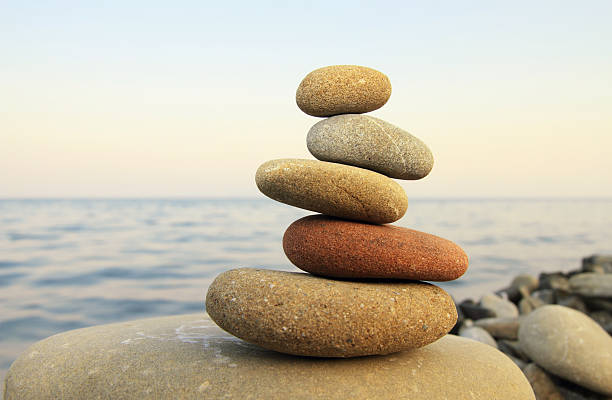 jerarquía y equilibrio - beach sea zen like nature fotografías e imágenes de stock