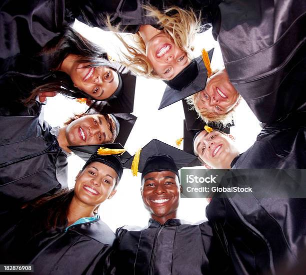 笑顔での学生の卒業ひとかたまり - 20-24歳のストックフォトや画像を多数ご用意 - 20-24歳, 25-29歳, カメラ目線