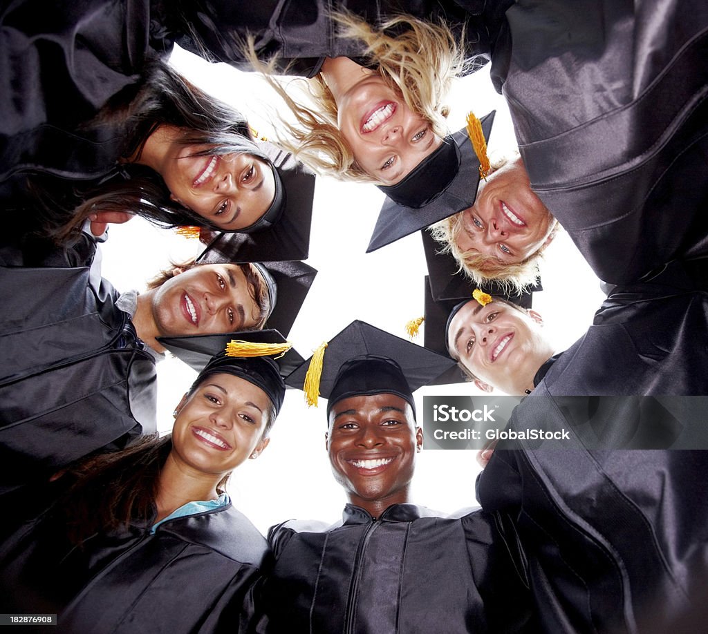 Uśmiechająca się absolwent studentów dokonywanie huddle - Zbiór zdjęć royalty-free (20-24 lata)
