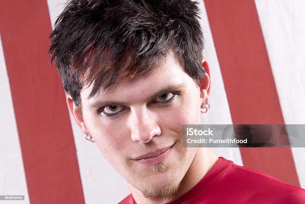 Emo Punker, homme rebelle & visage yeux maquillage Smiliing avec style - Photo de Adolescence libre de droits