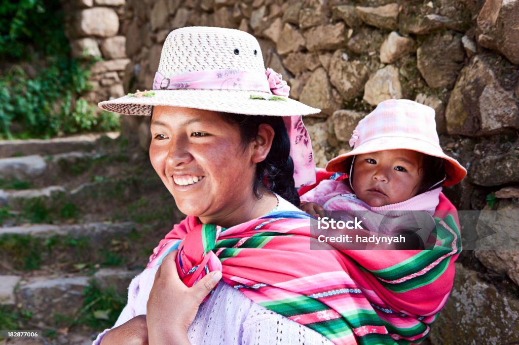 Boliviano mulher carregando seu bebê, Isla del Sol, Bolívia - Foto de stock de Bolívia royalty-free