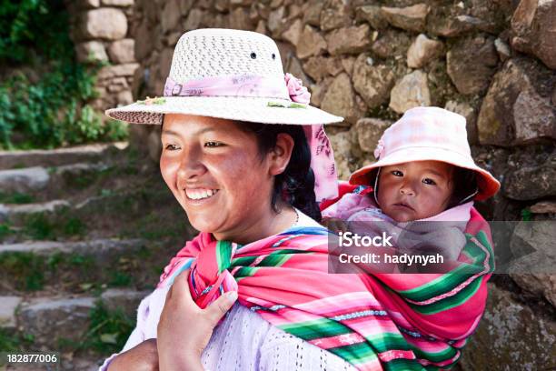 Foto de Boliviano Mulher Carregando Seu Bebê Isla Del Sol Bolívia e mais fotos de stock de Bolívia