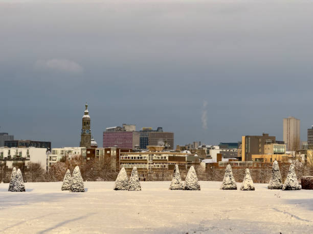 vista del centro de la ciudad de glasgow y del río clyde desde glasgow green durante el invierno - glasgow clyde river river city fotografías e imágenes de stock