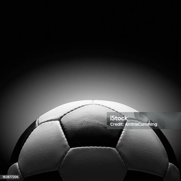 Foto de Couro Preto E Branco Bola De Futebol e mais fotos de stock de Preto e branco - Preto e branco, Bola de Futebol, Futebol