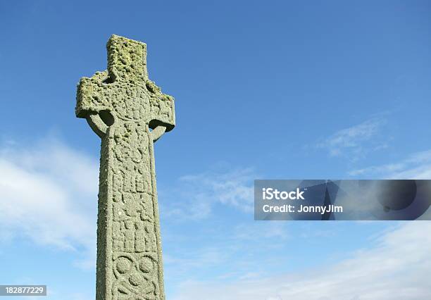 Antica Croce Celtica - Fotografie stock e altre immagini di A forma di croce - A forma di croce, Chiesa, Cielo