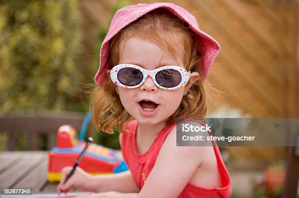 Photo libre de droit de Fille Heureuse Dans Le Jardin banque d'images et plus d'images libres de droit de 2-3 ans - 2-3 ans, Bouche humaine, Bouche ouverte