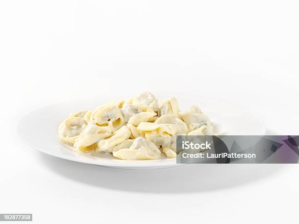 Manzo Tortellini In Salsa Di Panna - Fotografie stock e altre immagini di Pasta - Pasta, Besciamella, Piatto - Stoviglie