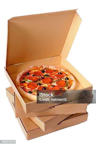 Photo libre de droit de Pizza Fraîchement Cuite Au Four Avec Une Pile De Boîtes De Livraison banque d'images et plus d'images libres de droit de Boîte à pizza