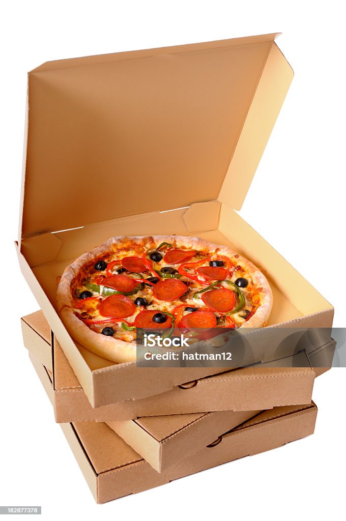 Pizza sfornata sul momento con pila di scatole di consegna - Foto stock royalty-free di Cartone - Materiale