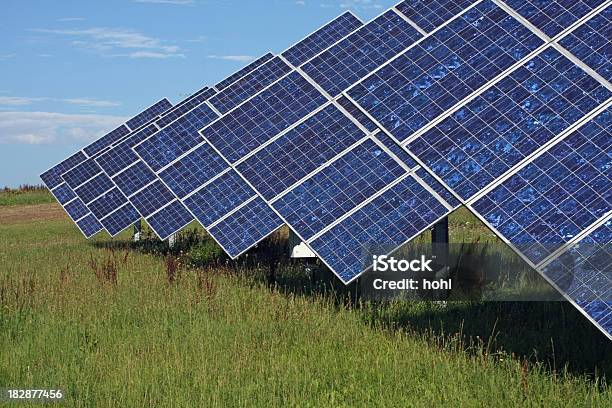 Central Eléctrica Solar Foto de stock y más banco de imágenes de Acero - Acero, Aire libre, Azul