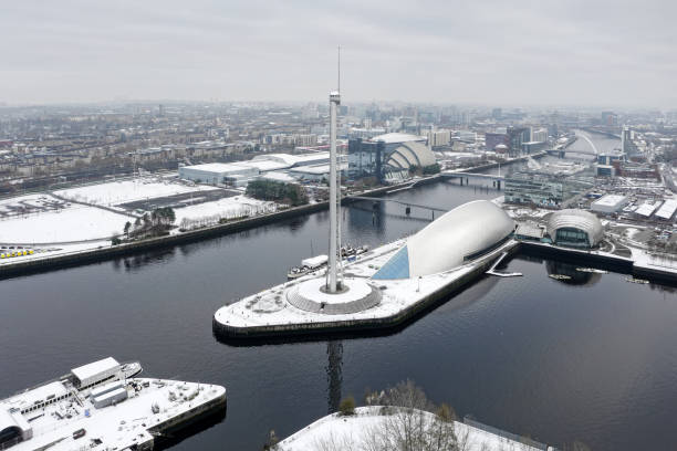 torre del glasgow science centre sul fiume clyde durante l'inverno - glasgow tower foto e immagini stock