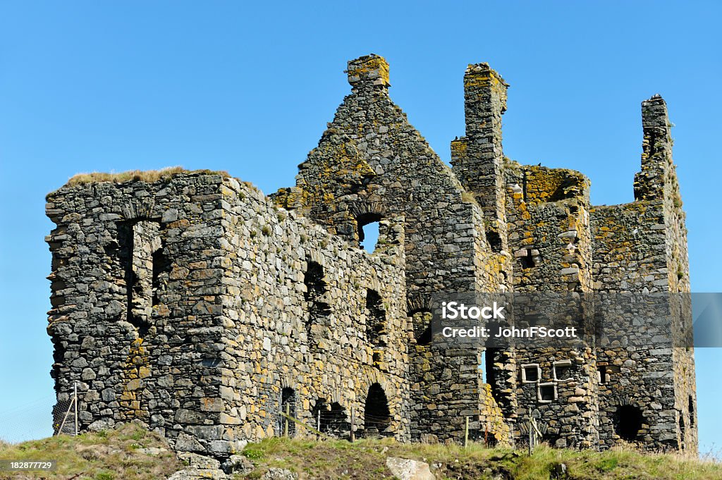 Ruínas de um antigo castelo escocês em pé em cliif tops - Foto de stock de Castelo royalty-free