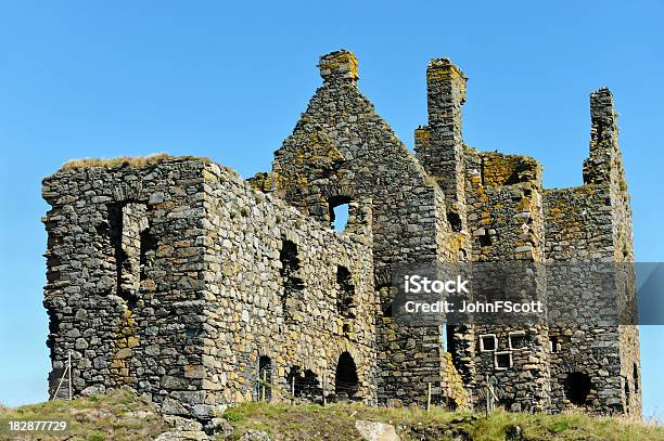 Foto de Ruínas De Um Antigo Castelo Escocês Em Pé Em Cliif Tops e mais fotos de stock de Castelo