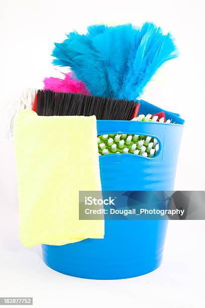 Cubo Con Productos De Limpieza Foto de stock y más banco de imágenes de Artículos de limpieza - Artículos de limpieza, Azul, Cepillo de rascar