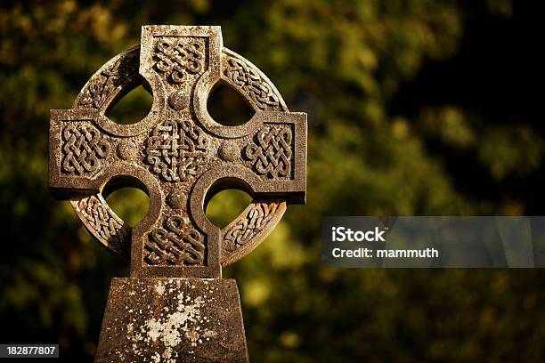 Cruz Celta Foto de stock y más banco de imágenes de Estilo celta - Estilo celta, Cruz - Objeto religioso, Cruz - Forma