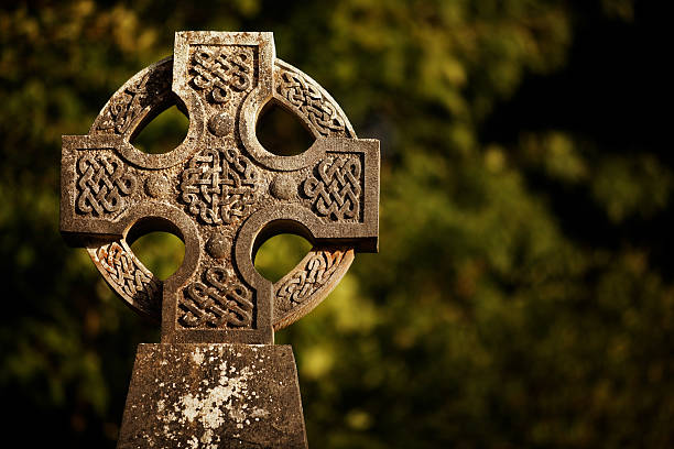 셀틱 교차 - tied knot celtic culture cross shape cross 뉴스 사진 이미지