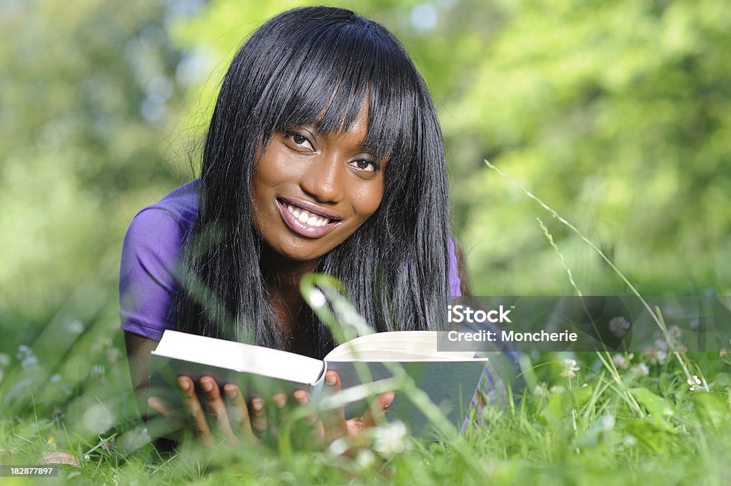 Schöne ethnische Frau liest ein Buch im park - Lizenzfrei 20-24 Jahre Stock-Foto