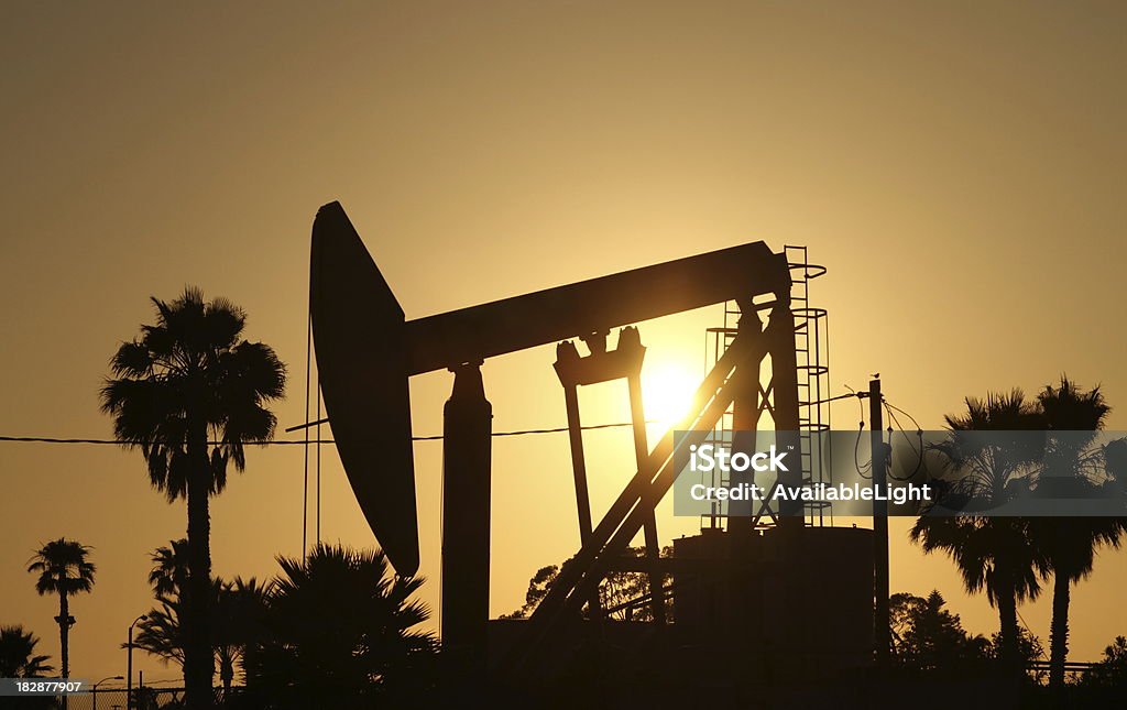 Oilwell bei Sonnenuntergang - Lizenzfrei Abenddämmerung Stock-Foto