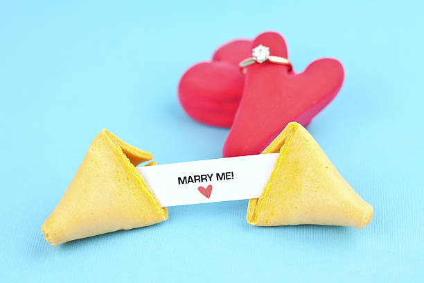 fortune seria marry mnie - heart shape fortune cookie short phrase sayings zdjęcia i obrazy z banku zdjęć