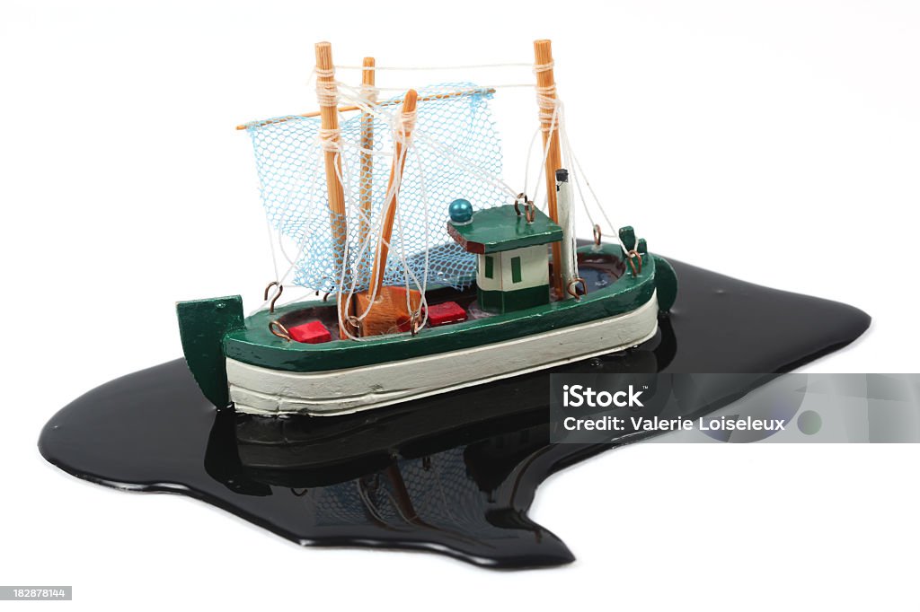 Barca da pesca in Chiazza di petrolio - Foto stock royalty-free di Ambiente