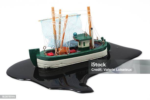 Barca Da Pesca In Chiazza Di Petrolio - Fotografie stock e altre immagini di Ambiente - Ambiente, Amoco Cadiz, Antigienico