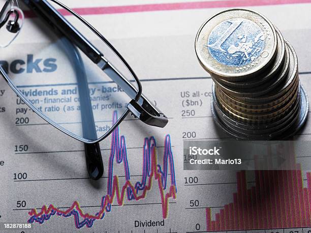 Finanzielle Diagramm Mit Brille Und Münzen Stockfoto und mehr Bilder von Analysieren - Analysieren, Bankgeschäft, Bankrott