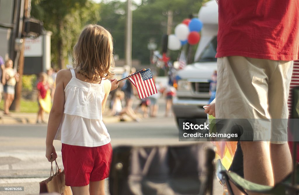 Mädchen mit Flaggen-Uhren 4. Juli parade in Amerika - Lizenzfrei Paraden Stock-Foto