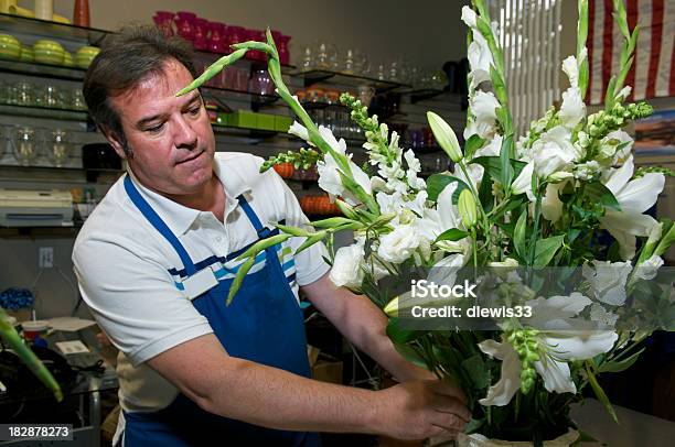 Florista En El Trabajo Foto de stock y más banco de imágenes de 50-54 años - 50-54 años, Adulto, Adulto maduro